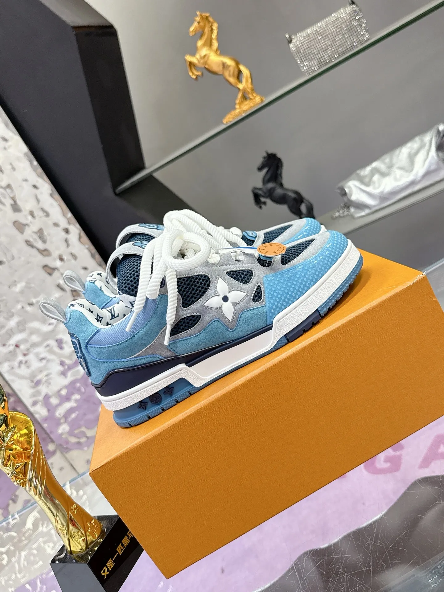 Factory price: 760💰 𝙇𝙑 𝟐𝟎𝟐5 𝐒𝐒 𝐧𝐞𝐰 Officially synchronized new colors💗 Louis Vuitton catwalk skateboard shoes are a hit, LOUIS VUITTON Trainer is undoubtedly one of the most successful Sneakers launched by luxury brands, but the pace of exploration will not stop. LOUISVUITTON will also bring a new series of skateboard shoes in the spring of 2025. The new series in the picture returns to the 90s Chunky Skate Shoes look and feel. The uppers are made of leather and mesh. The fat silhouette and thick shoelaces are very eye-catching. It is expected to have quite a few colors like the Trainer. Judging from the previous DIOR show skate shoes, this chunky style may be even stronger next year.  💎 LV small bread series LV bread shoe series 😘 Couple model Size: Female 35-40 Male 39-44, customized 45, 46